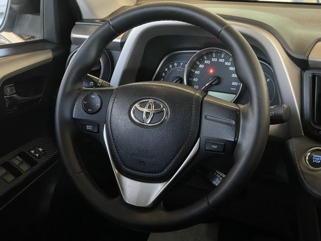 旅行式/定速/方向盤快控/分區空調/倒車雷達/駕駛座電動椅/電動後視鏡/摸門  第14張相片