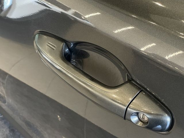 旅行式/定速/方向盤快控/分區空調/倒車雷達/駕駛座電動椅/電動後視鏡/摸門  第17張相片