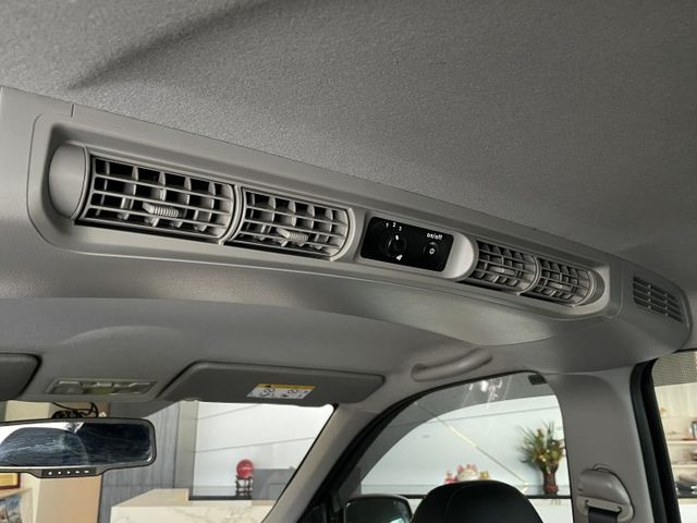 定速/後視鏡型倒車顯影/胎壓監控/後座出風口/後座前後滑移傾角調整/座椅保持完美/  第17張相片