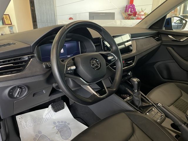 豪華菁英版/僅跑5200公里/ACC跟車/盲點/電尾門/雙前加熱椅/摸門/CarPlay/原廠保固  第11張相片