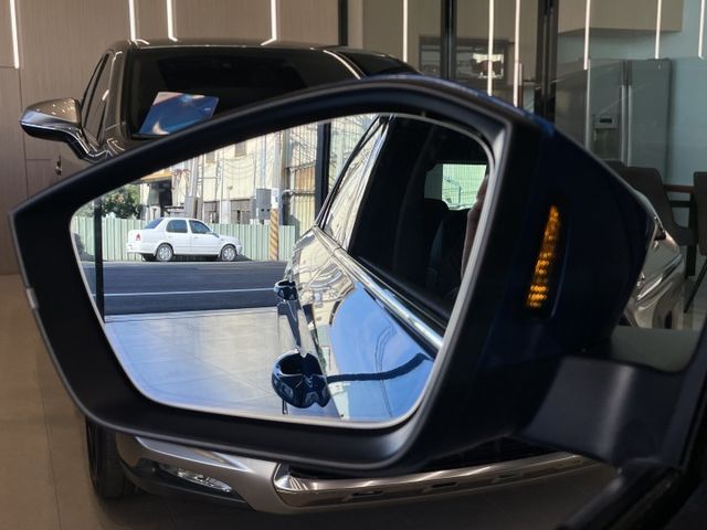 豪華菁英版/僅跑5200公里/ACC跟車/盲點/電尾門/雙前加熱椅/摸門/CarPlay/原廠保固  第18張相片
