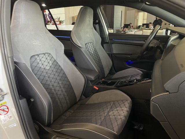 R-LINE/ACC/車偏/盲點/自動停車/倒車顯影/換檔撥片/電尾門/全景天窗/氣氛燈/三區恆溫空調/摸門  第8張相片