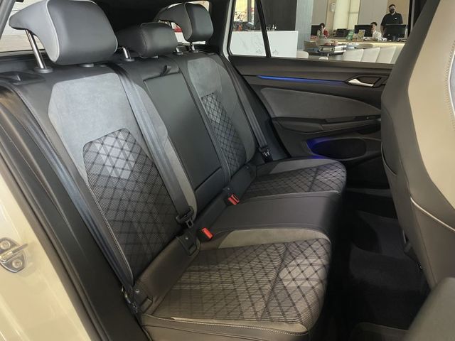 R-LINE/ACC/車偏/盲點/自動停車/倒車顯影/換檔撥片/電尾門/全景天窗/氣氛燈/三區恆溫空調/摸門  第9張相片