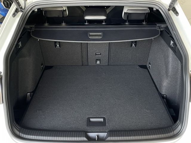 R-LINE/ACC/車偏/盲點/自動停車/倒車顯影/換檔撥片/電尾門/全景天窗/氣氛燈/三區恆溫空調/摸門  第10張相片