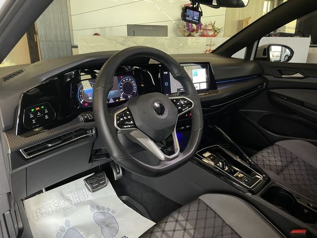 R-LINE/ACC/車偏/盲點/自動停車/倒車顯影/換檔撥片/電尾門/全景天窗/氣氛燈/三區恆溫空調/摸門  第11張相片