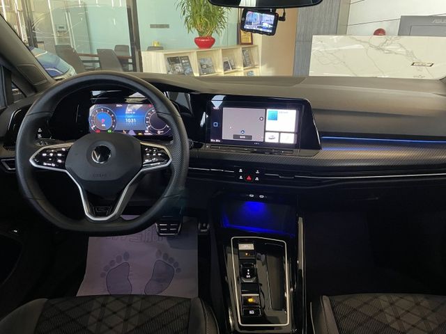 R-LINE/ACC/車偏/盲點/自動停車/倒車顯影/換檔撥片/電尾門/全景天窗/氣氛燈/三區恆溫空調/摸門  第13張相片