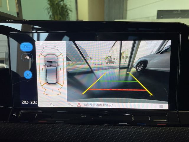 R-LINE/ACC/車偏/盲點/自動停車/倒車顯影/換檔撥片/電尾門/全景天窗/氣氛燈/三區恆溫空調/摸門  第16張相片