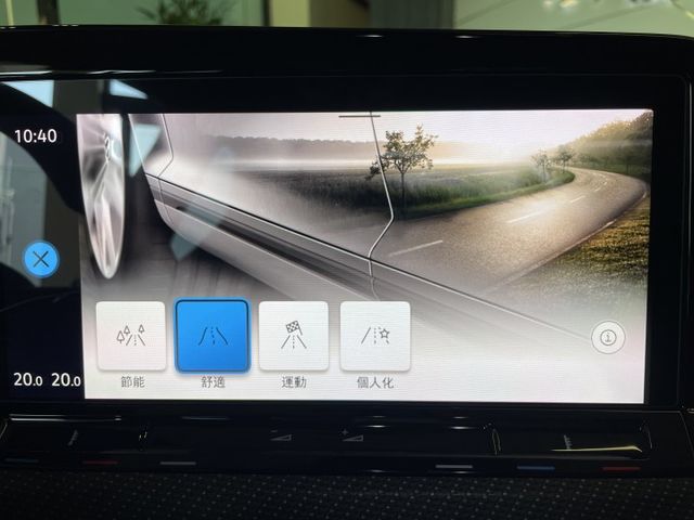 R-LINE/ACC/車偏/盲點/自動停車/倒車顯影/換檔撥片/電尾門/全景天窗/氣氛燈/三區恆溫空調/摸門  第17張相片