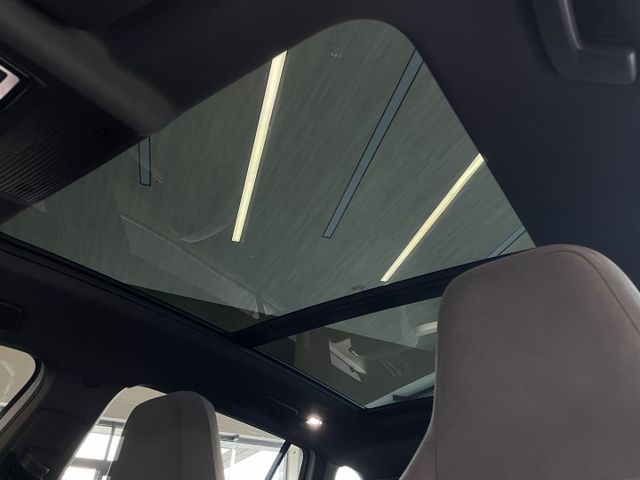 R-LINE/ACC/車偏/盲點/自動停車/倒車顯影/換檔撥片/電尾門/全景天窗/氣氛燈/三區恆溫空調/摸門  第20張相片