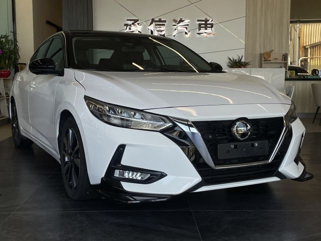 尊爵智駕版/低里程稀有雙色/ACC/車偏/盲點/環景/摸門/CarPlay/升級外觀內裝氣氛燈  第1張相片