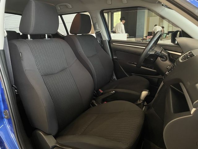 GLX版/一年僅跑6500公里/定速/方向盤快控/倒車顯影/免鑰啟動/藍芽連接/摸門  第8張相片