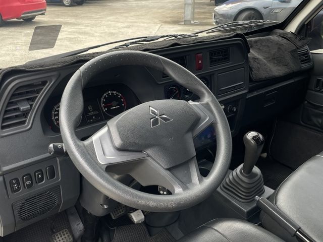 僅跑6萬6千公里/框式/昇降尾門/後視鏡倒車顯影/衛星導航/安卓機  第8張相片