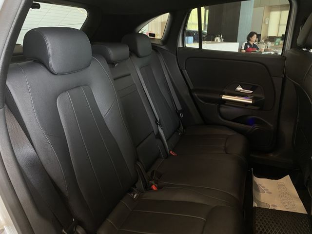 GLA200/雙前電動記憶座椅/換檔撥片/倒車顯影/23P駕駛輔助/電尾門/Carplay  第13張相片