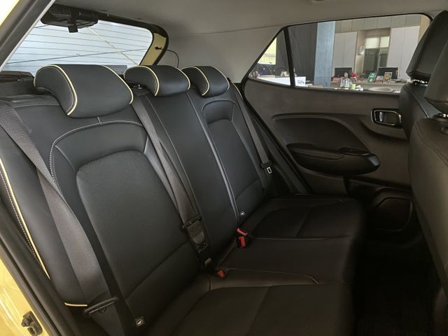 GLC稀有布丁黃/I-KEY/定速/倒車顯影/Carplay  第14張相片