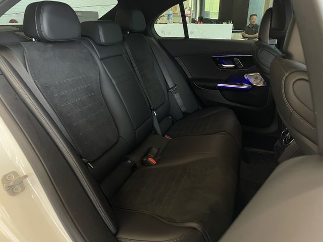 總代理/僅跑8500公里/AMG套件/23P駕駛輔助/環景/自動停車/雙前電動記憶加熱椅/柏林之音  第9張相片