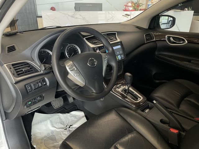 定速/倒車顯影/方向盤快控/安卓機/分區恆溫空調/摸門/一鍵啟動/日行燈  第11張相片