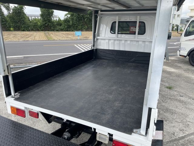 8呎木床/昇降尾門/蓬布/循跡防滑/胎壓偵測/後視鏡型倒車顯影/原廠保固  第7張相片
