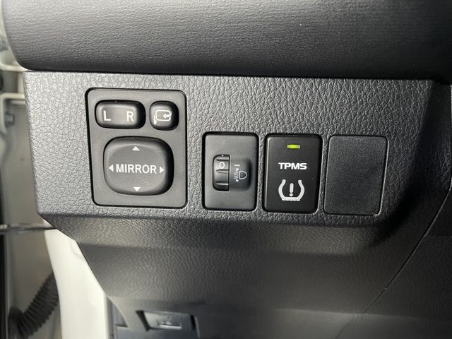 一年僅跑8100/2.0 E-HI版/定速/摸門/倒車顯影/胎壓監測/駕駛電動椅/電動後視鏡/分區恆溫  第17張相片