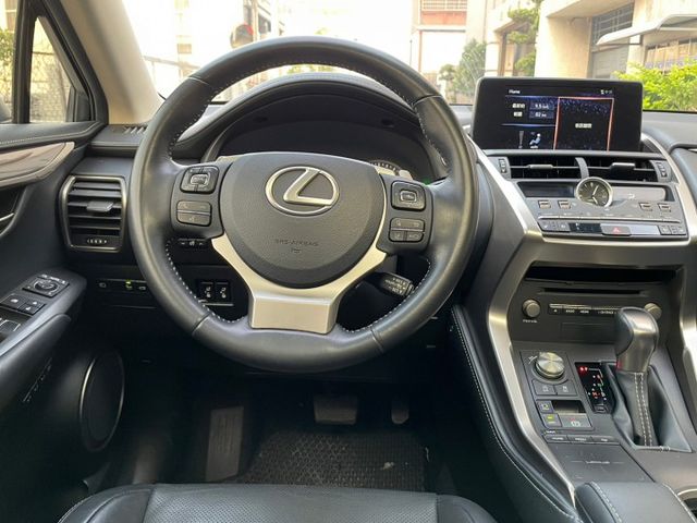 保證實車實價。/ 免鑰匙啟動 / 盲點偵測 / 車道偏移 / 數位電視 / 導航 / 倒車顯影  第4張相片