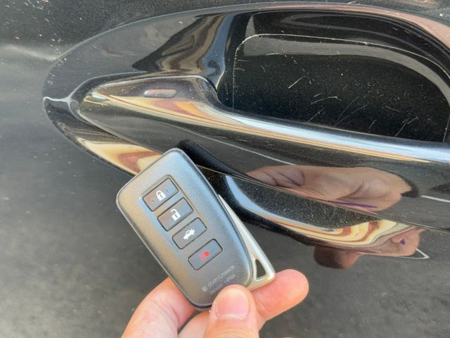 保證實車實價。/ 雙色內裝 / 定速 / 免鑰匙啟動 / 導航 / 倒車顯影 / 車道偏移警示  第3張相片