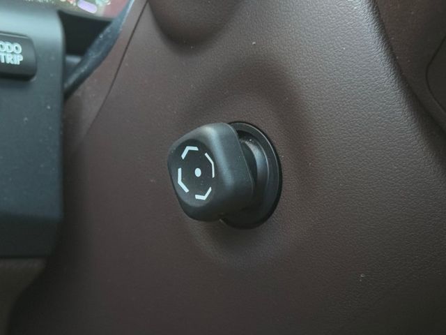 保證實車實價。/ 雙色內裝 / 定速 / 免鑰匙啟動 / 導航 / 倒車顯影 / 車道偏移警示  第14張相片