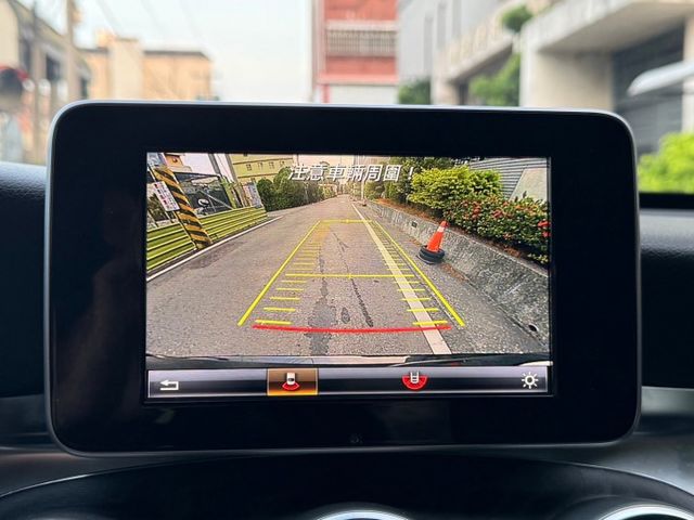 保證實車實價 / 免鑰匙啟動 / 摸門解鎖 / 盲點偵測 / 電動尾門 / 全景天窗  第8張相片