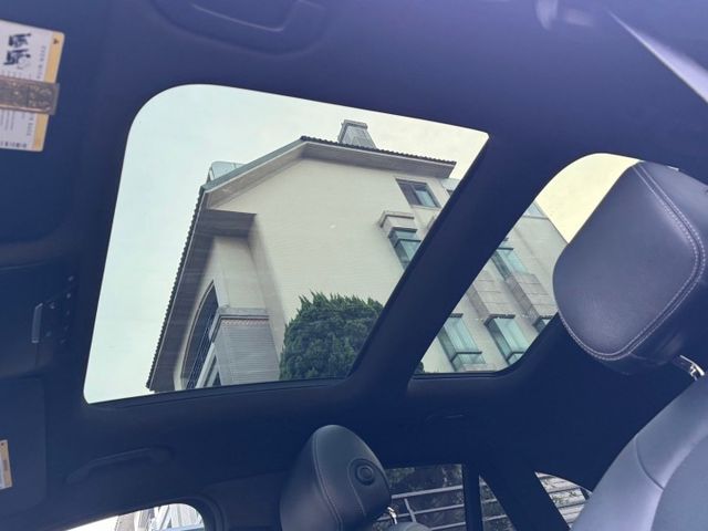 保證實車實價 / 免鑰匙啟動 / 摸門解鎖 / 盲點偵測 / 電動尾門 / 全景天窗  第14張相片