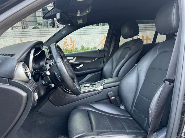 保證實車實價 / 免鑰匙啟動 / 摸門解鎖 / 盲點偵測 / 電動尾門 / 全景天窗  第15張相片