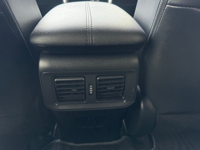 保證實車實價 / 2.0 尊爵 / 摸門解鎖 / 盲點偵測 / 後座出風口 / 車道偏移  第9張相片