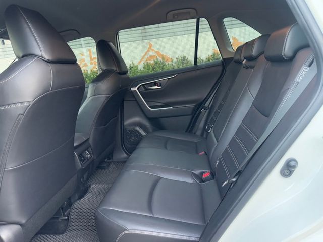 保證實車實價 / 2.0 旗艦 / 盲點偵測 / 車道偏移 / 抬頭顯示器 / 環景 / 電動尾門  第17張相片