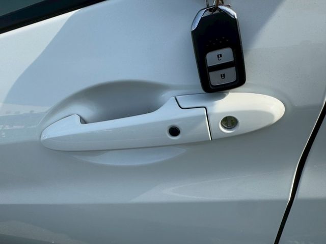 保證實車實價 / 免鑰匙啟動 / 換檔撥片 / 倒車顯影 / 導航 / 胎壓偵測  第4張相片