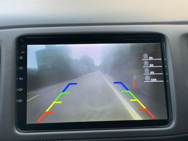 保證實車實價 / 免鑰匙啟動 / 換檔撥片 / 倒車顯影 / 導航 / 胎壓偵測  第8張相片