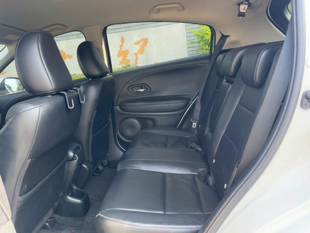 保證實車實價 / 免鑰匙啟動 / 換檔撥片 / 倒車顯影 / 導航 / 胎壓偵測  第11張相片