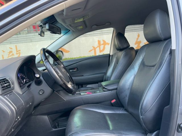 保證實車實價 / 免鑰匙啟動 / 摸門解鎖 / 定速 / 電動尾門  第13張相片