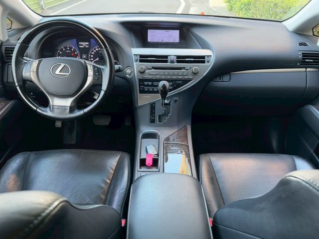 保證實車實價 / 免鑰匙啟動 / 摸門解鎖 / 定速 / 電動尾門  第15張相片