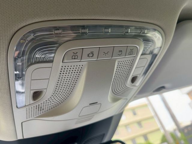 保證實車實價 / 2.0 柴油 / 七人座 / 電動尾門 / 電動滑門 / 倒車顯影 / 環景  第8張相片