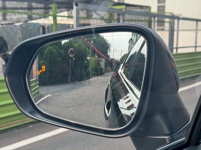 保證實車實價 / 盲點偵測 / 定速 / 車道偏移 / Carplay / 電動尾門 / 電動椅調整  第4張相片