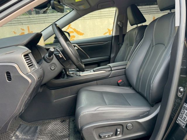 保證實車實價 / 盲點偵測 / 定速 / 車道偏移 / Carplay / 電動尾門 / 電動椅調整  第15張相片
