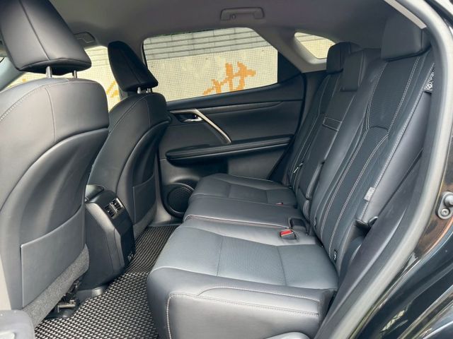 保證實車實價 / 盲點偵測 / 定速 / 車道偏移 / Carplay / 電動尾門 / 電動椅調整  第16張相片