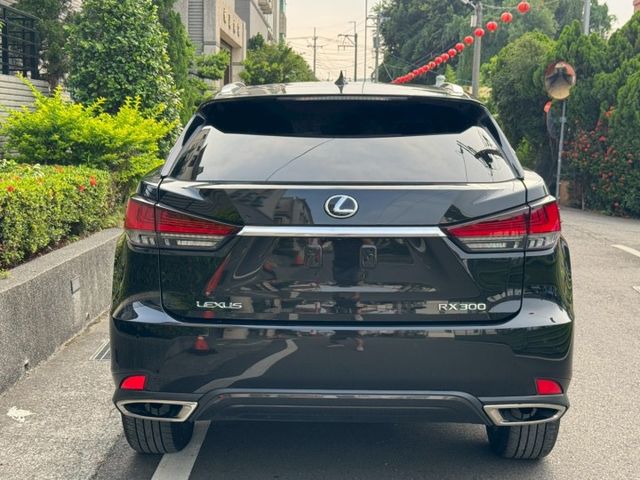 保證實車實價 / 盲點偵測 / 定速 / 車道偏移 / Carplay / 電動尾門 / 電動椅調整  第19張相片