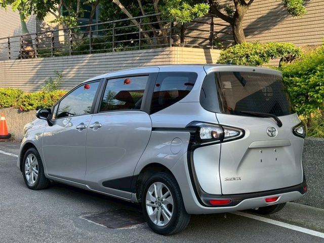 保證實車實價 / 5人座 / 免鑰匙啟動 / 循跡防滑  第8張相片