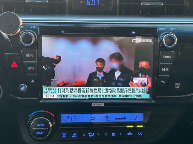 保證實車實價 / 摸門 / 免鑰匙啟動 / 抬頭顯示器 / 定速 / 導航 / 倒車顯影  第6張相片