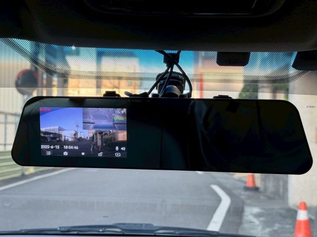 保證實車實價 / 摸門 / 免鑰匙啟動 / 抬頭顯示器 / 定速 / 導航 / 倒車顯影  第9張相片