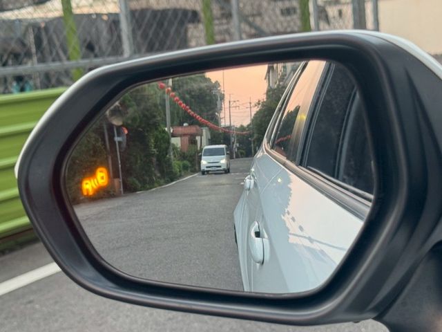 保證實車實價 / 油電 / 摸門解鎖 / 免鑰匙啟動 / 盲點 / 後座出風口  第5張相片