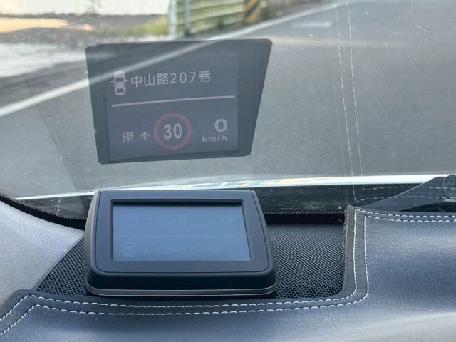 保證實車實價 / 2.5 油電 / 摸門 / 免鑰匙啟動 / 定速 / 胎壓偵測 / 導航 / 倒車顯影  第7張相片