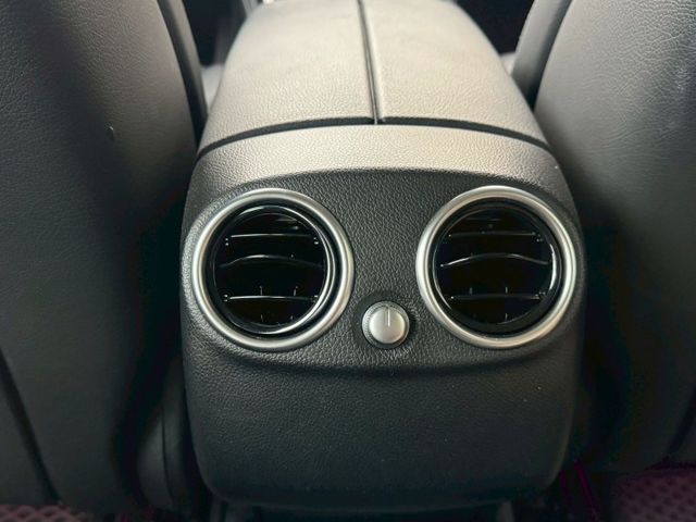 保證實車實價 / 電動尾門 / 後座出風口 / 倒車顯影 / 氣氛燈  第9張相片