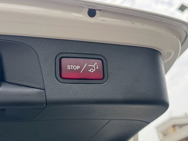 保證實車實價 / 電動尾門 / 後座出風口 / 倒車顯影 / 氣氛燈  第11張相片