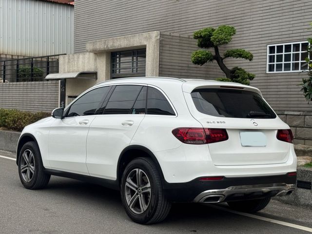 保證實車實價 / 電動尾門 / 後座出風口 / 倒車顯影 / 氣氛燈  第16張相片