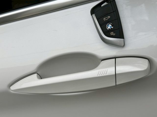 保證實車實價 / 換檔撥片 / 免鑰匙啟動 / 電動尾門 / 導航 / 倒車顯影  第4張相片