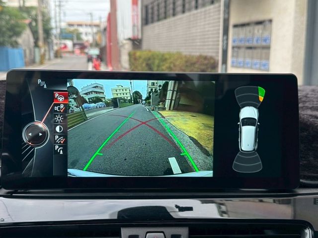 保證實車實價 / 換檔撥片 / 免鑰匙啟動 / 電動尾門 / 導航 / 倒車顯影  第8張相片